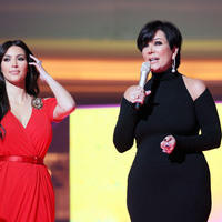 Kim Kardashian and Kris Jenner appear on a catwalk in the middle of the Dubai Mall | Picture 102842